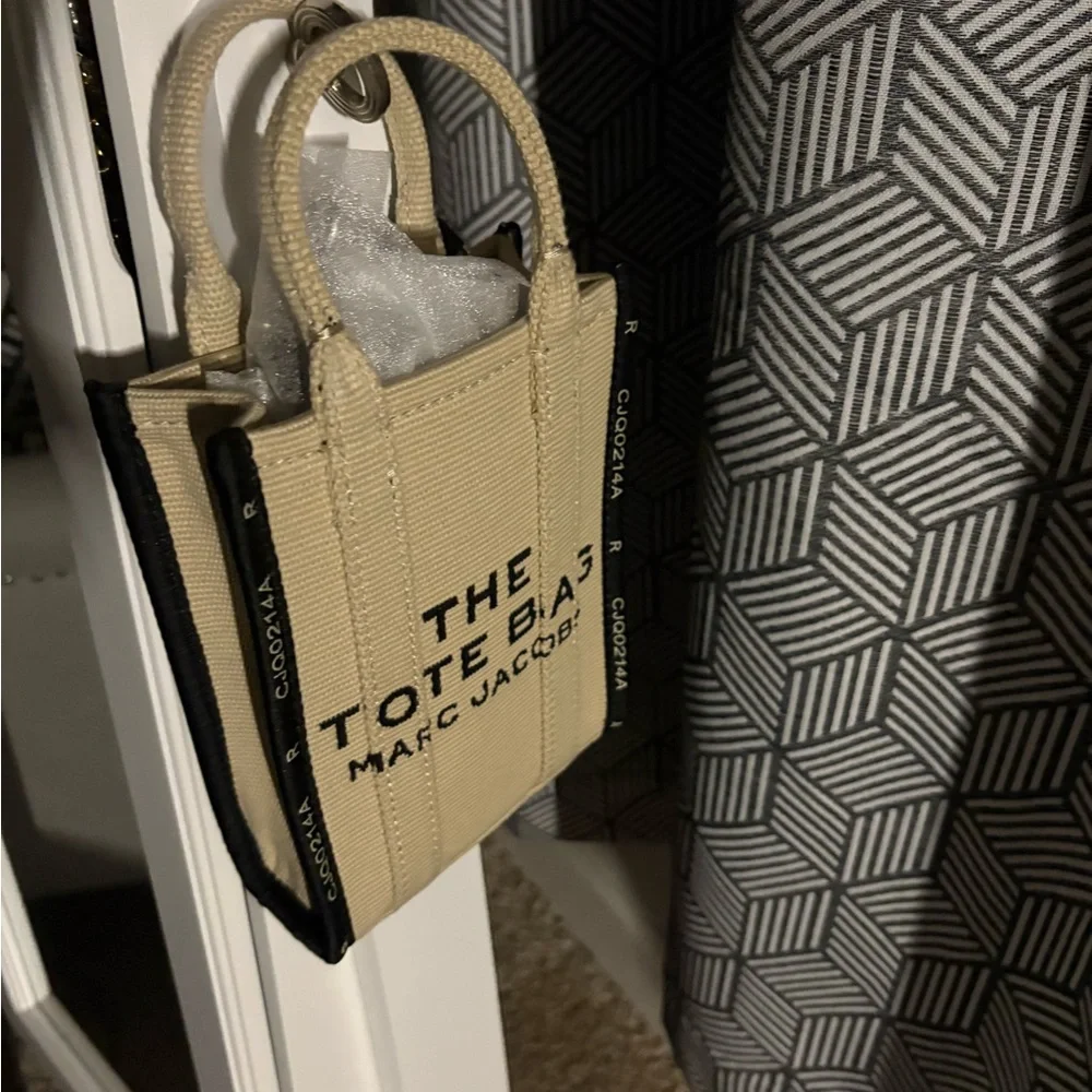 Marc Jacobs Black and Cream Tote Bag - Picture 3 of 4